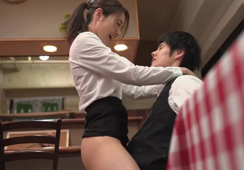 Cậu trai trẻ phang nữ đồng nghiệp có ông chồng nhưng ông xã “yếu”